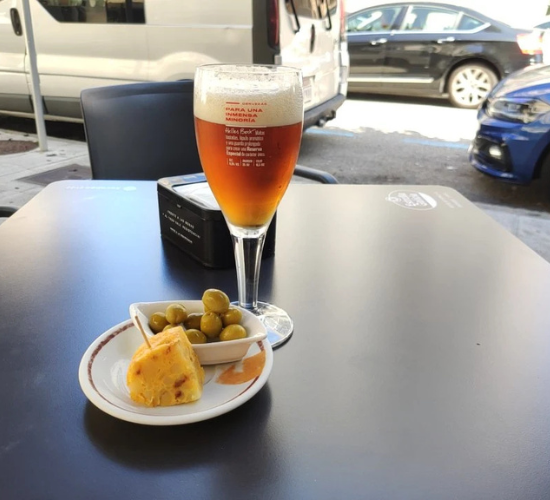 Cerveza con pincho de tortilla casera