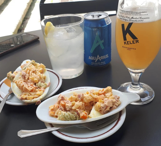 Cerveza con tapa de comida