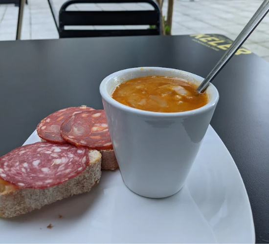 Café con tapa de comida