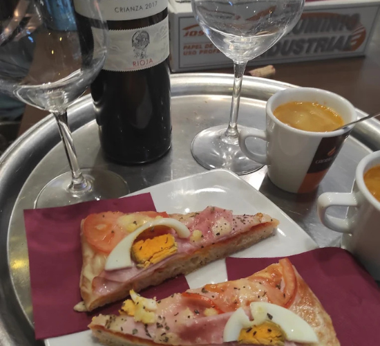 Café con tapa de comida