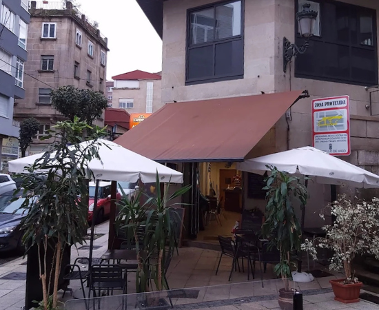 Exterior fachada cafetería Avro 540