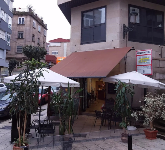 Exterior fachada cafetería Avro 540